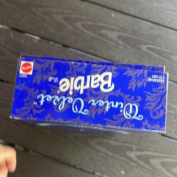 -- NRFB Vintage 1995 AVON ~ Winter Velvet Barbie Doll ❄️ - Picture 16 of 16